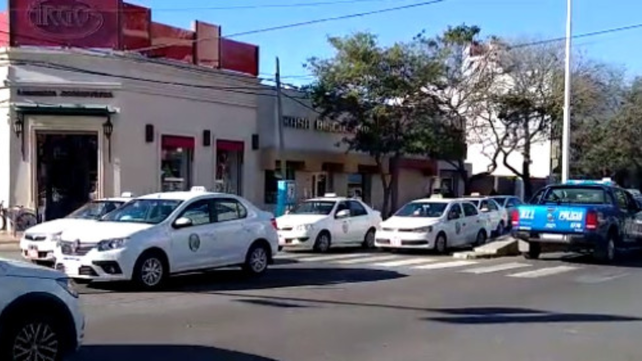 Los bocinazos de los taxis y remises se hicieron oír en el centro de San Lorenzo para reclamar la vacuna contra el Covid-19.