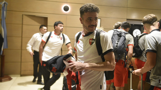 De archivo: Mariano Soso al ingresar al hotel en Tucumán antes de sentarse por primera vez en el banco de Newells.