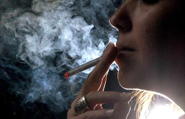 En California ahora hay que tener 21 años para poder comprar cigarrillos