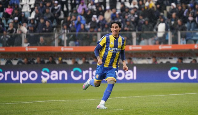 Enzo Giménez es uno de los que ingresa en Central. Viene de jugar 45 minutos frente a River.