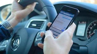 Tres de cada diez conductores usan el celular en el semáforo