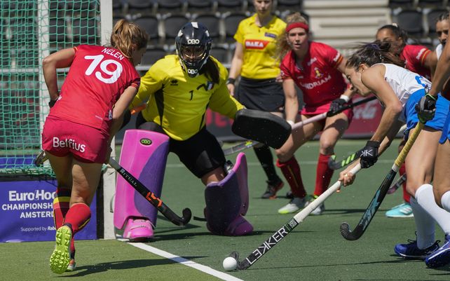 Partido de hockey sobre césped del grupo B femenino entre Bélgica e Italia en el Campeonato EuroHockey 2021 en Amstelveen