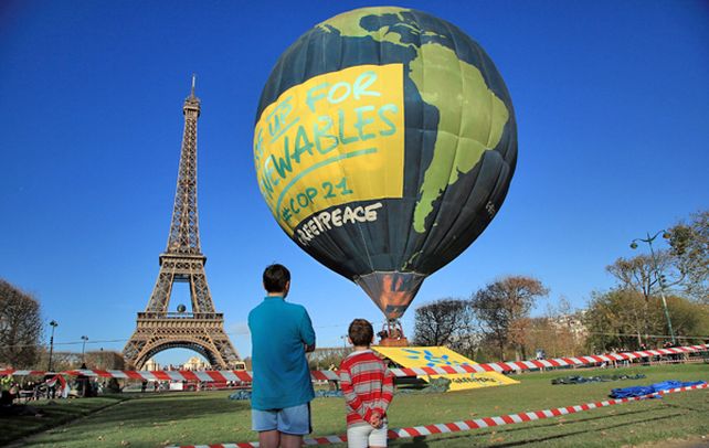 Símbolo. Un globo desplegado por Greenpeace frente a la torre Eiffel.