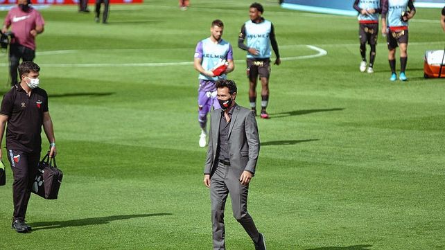 Colón sufre por el bajón futbolístico y por algunos caprichos de Eduardo Domínguez.