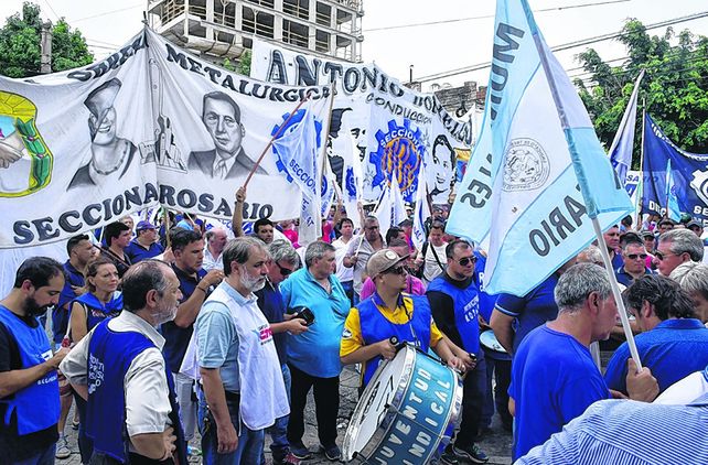 movilizados. Distintos gremios confluyeron en la sede local del Ministerio de Trabajo.
