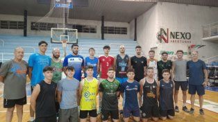 El primer equipo de Echagüe tras el entrenamiento diario.