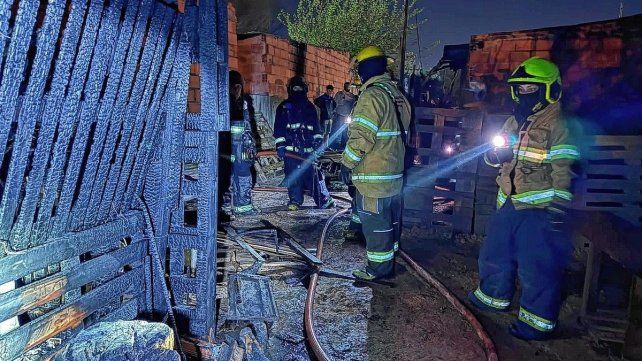 Paraná: incidentes y un incendio que habría sido intencional en barrio Los Hornos.