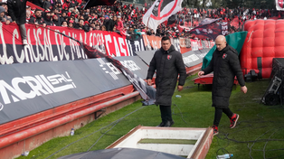 El Gallego Sebastián Méndez por primera vez sintió el enojo de los hinchas de Newells, al retirarse al vestuario.&nbsp;