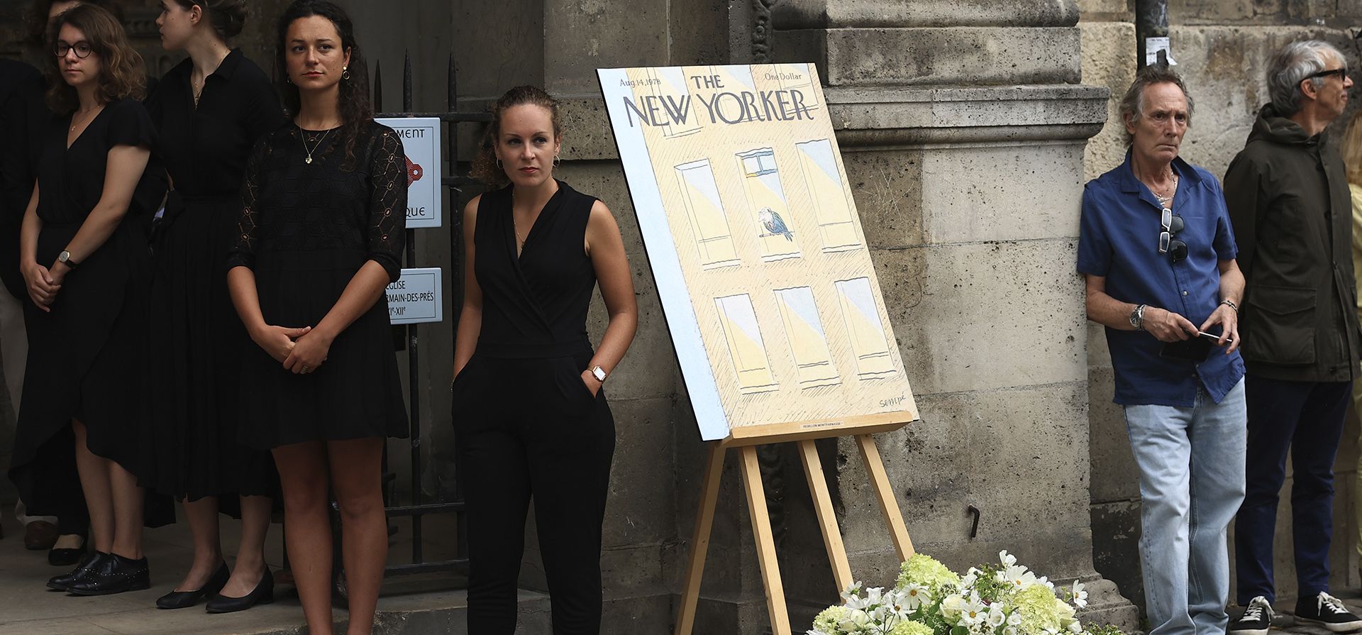 Familiares y amigos de Jean-Jacques Sempe, esperan afuera de la iglesia de Saint-Germain-des-Pres antes de la ceremonia fúnebre en París, el viernes 19 de agosto de 2022. El caricaturista Jean-Jacques Sempe, cuyos simples dibujos capturaron la vida francesa y ganaron reconocimiento internacional en las portadas de la revista New Yorker, murió el 11 de agosto de 2022. Tenía 89 años.