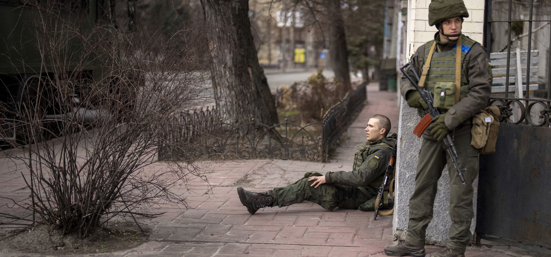 Un soldado ucraniano se sienta herido después de cruzar el fuego dentro de la ciudad de Kiev, Ucrania, el viernes 25 de febrero de 2022.