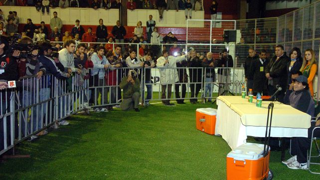 Conferencia de prensa presentando los partidos de Showbol en el estadio cubierto de Newells