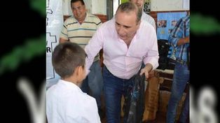 Un intendente entregó mochilas a niños con dibujos de hojas de marihuana