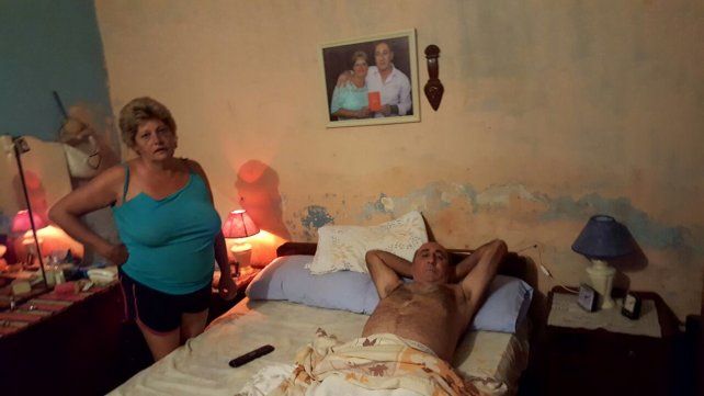 Tras el ataque. El hombre en su casa acompañado por su esposa.&nbsp;