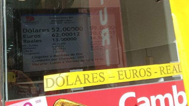 El dólar baja en la mañana del jueves.