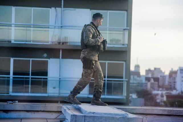 Un efectivo de la Tropa de Operaciones Especiales vigila las inmediaciones del Centro de Justicia Penal desde el techo del edificio.&nbsp;