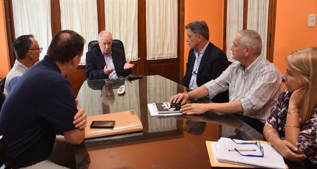 Lamberto reunido con representantes de clubes de barrio de la ciudad