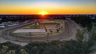 Con el atardecer como cómplice y el Hipódromo como telón de fondo, este evento se presenta como una invitación a desconectar del ritmo cotidiano y sumergirse en una atmósfera de buena música, energía positiva y conexión entre los asistentes.