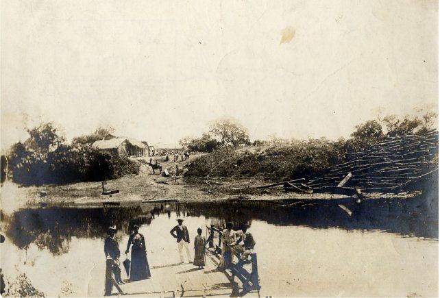 Al fondo casa rancho al borde del río, donde empezó la actividad forestal extractiva. Se ven mujeres posando. (Archivo General de la Nación). visibility edit