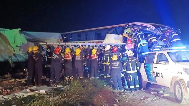 Un choque frontal entre un colectivo y un camión dejó varios muertos y 16 heridos. Ocurrió en San Miguel del Monte