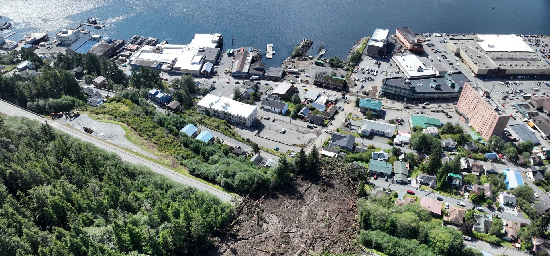 Las secuelas de un deslizamiento de tierra en Alaska. El desastre mató a una persona e hirió a otras tres en la ciudad. Las fuertes lluvias precedieron al desastre, Ketchikan, Estados Unidos. Fotografía: Travis Watkins/AP Las secuelas de un deslizamiento de tierra en Alaska. El desastre mató a una persona e hirió a otras tres en la ciudad. Las fuertes lluvias precedieron al desastre, Ketchikan, Estados Unidos. Fotografía: Travis Watkins/AP