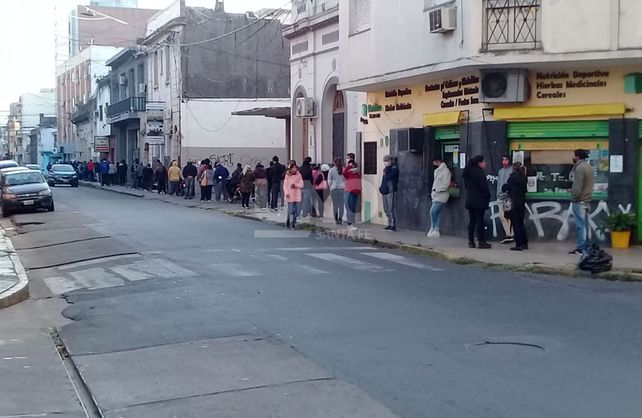 Largas filas para cobrar IFE Santa Fe.