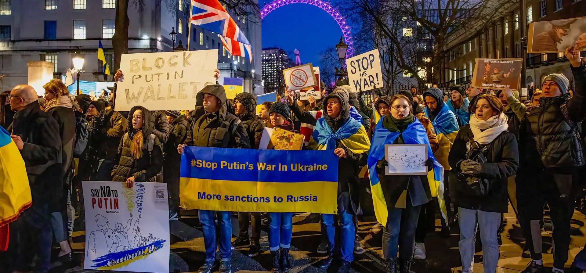 Manifestantes sostienen pancartas mientras miles de ucranianos y sus partidarios se reúnen frente a Downing Street en Londres. Fotografía: Hesther Ng/SOPA Images/Rex/Shutterstock