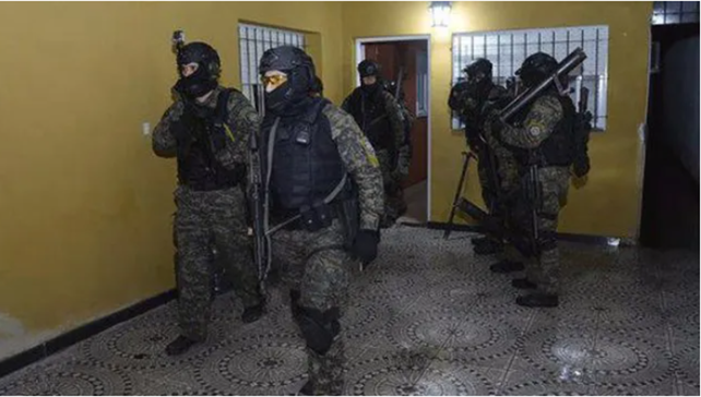 La imagen del procedimiento en el que fue detenida la Tata Medina.
