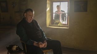 Brendan Gleeson y Colin Farrell (en la ventana), ambos nominados al Oscar, se lucen en esta comedia ácida y negrísima.&nbsp;