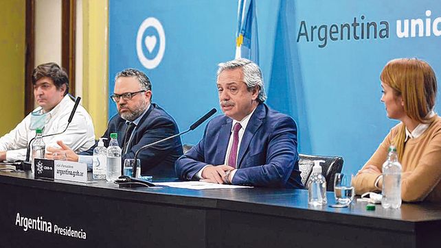 Nueva era. El presidente Fern&aacute;ndez anunci&oacute; la intervenci&oacute;n junto a Kulfas