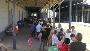 La estación Rosario Norte este verano: largas colas de personas pugnando por conseguir pasajes a Córdoba, Tucumán o Buenos Aires.