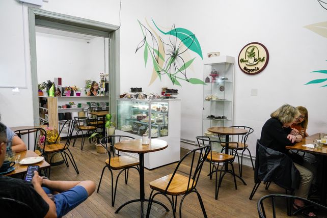 Las cafeterías son unas 100 en toda la ciudad y tienen como denominador común ser emprendimientos familiares que tienen empleadas personas jóvenes.