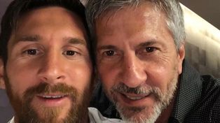 Lionel junto a su papá, Jorge, quien lo acompaña desde siempre. Esta vez salió a cuestionar los rumores malintencionados.