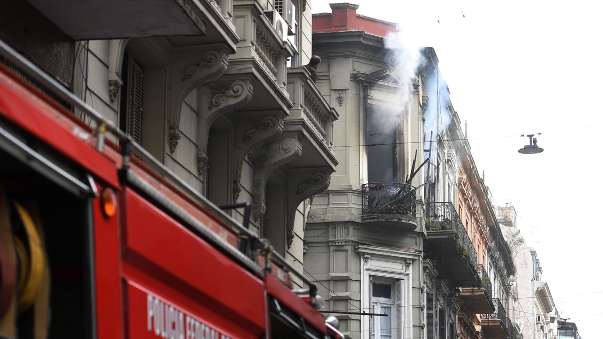 Video: dramático escape de una mujer de un incendio en pleno centro porteño