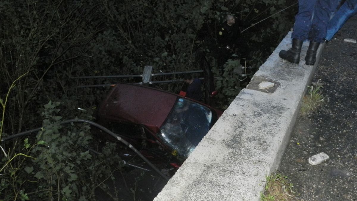 Un auto se despistó y cayó debajo de un puente en ruta 18