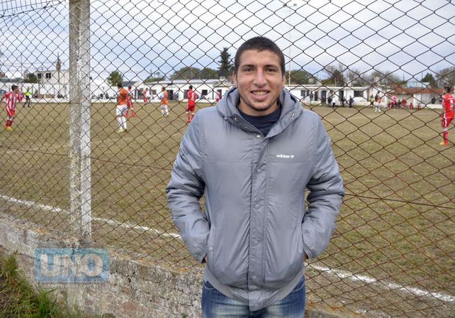 EN VILLA URANGA. Eric presenció ayer la victoria de Belgrano ante Atlético Paraná por la Liga Paranaense.   Foto UNO/Mateo Oviedo