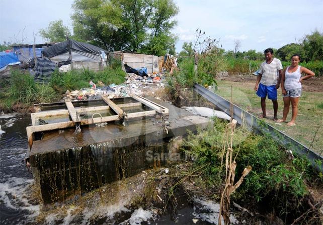 La postal. De manera constante sale agua servida. El hedor en la zona es tremendo / Foto: José Busiemi - Uno Santa Fe