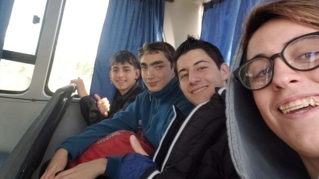 Los cuatro alumnos y profesores de la escuela de Roldán irán a Córdoba a lanzar su mini satélite.