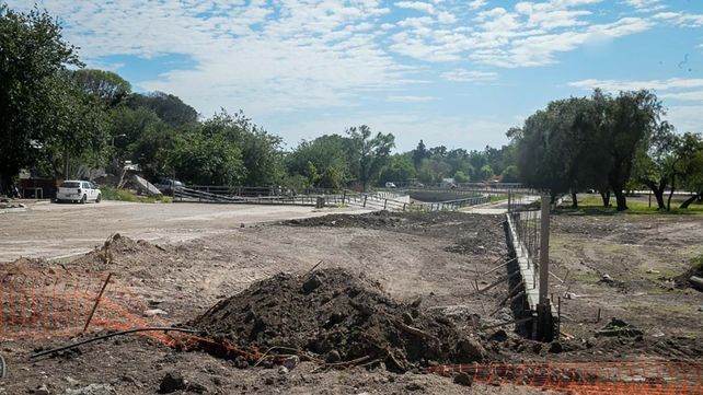 Se trabaja interviniendo la alcantarilla de calle Ambrosetti para aumentar la capacidad de conducción del cauce del arroyo Las Viejas
