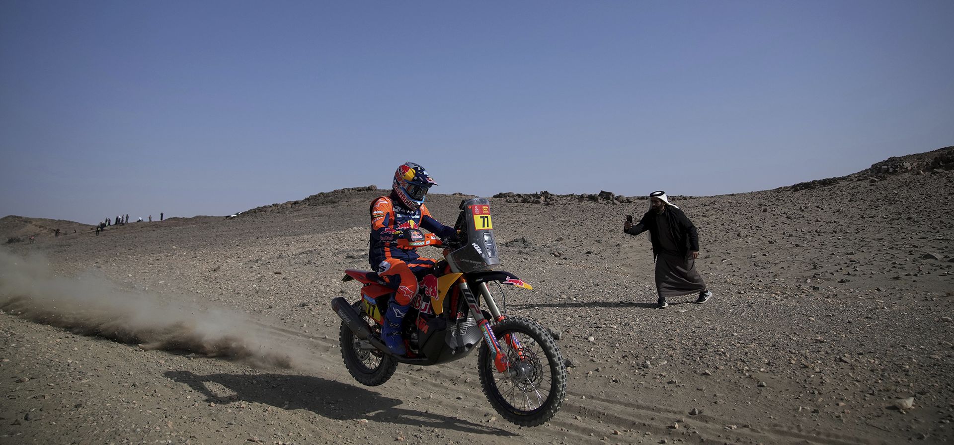 Un hombre toma una fotografía del argentino Luciano Benavides mientras conduce durante el prólogo del Rally Dakar en Bisha, Arabia Saudita, el viernes 3 de enero de 2025. (Foto AP/Christophe Ena)