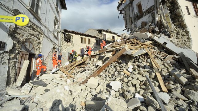 Ascienden a 120 los muertos por el devastador terremoto en el centro de Italia