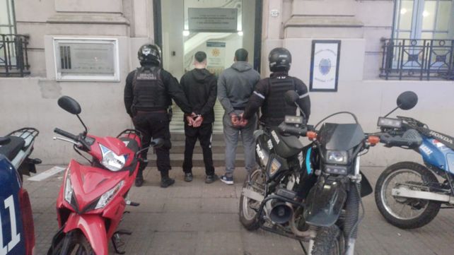 Investigan si dos motochorros detenidos son los mismos que cometieron diversos delitos en barrio Sur