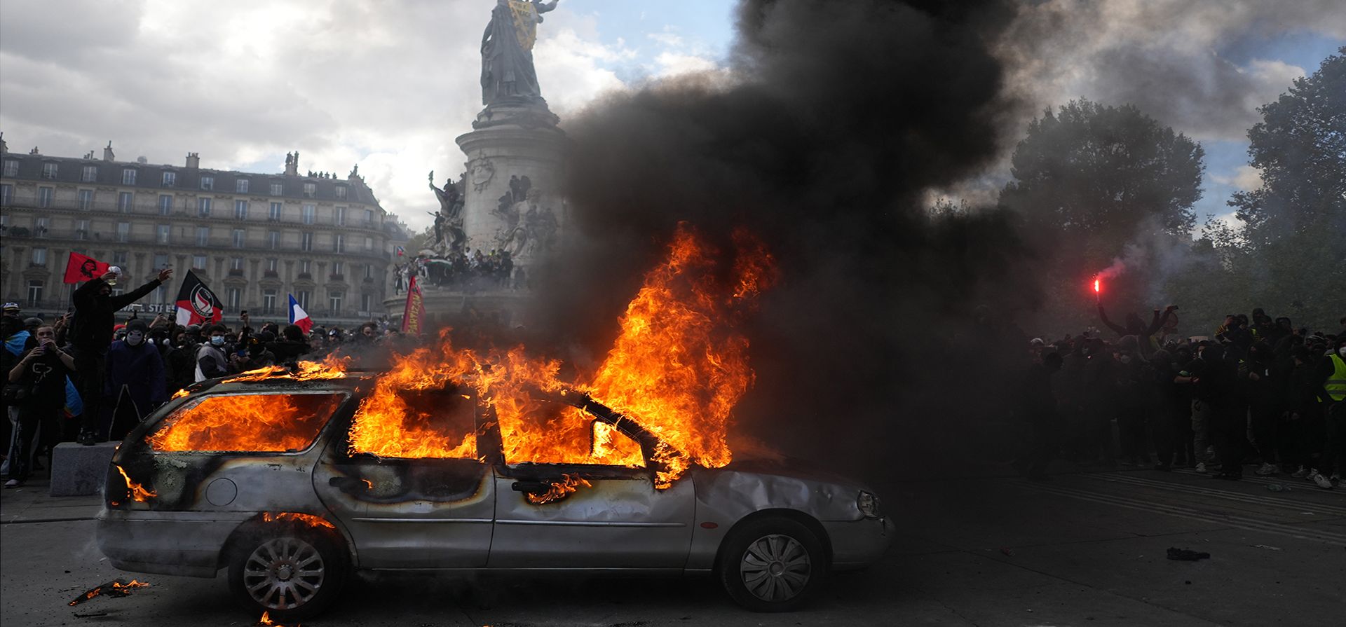 Un automóvil arde en la plaza de la República durante una protesta contra el aumento del costo de vida —que se suma a las reivindicaciones de los estudiantes— en París, el sábado 17 de octubre de 2026. (Foto AP/Thibault Camus)