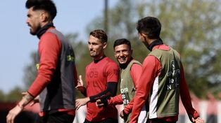 Angelo Martino e Iván Gómez sonríen en plena práctica en Bella Vista.&nbsp;