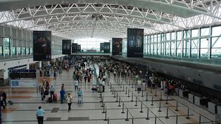 Un piloto cantó Despacito y bloqueó la torre de control de Ezeiza durante 15 minutos