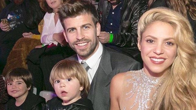 Shakira y Piqué con sus hijos Milan y Sasha en una fiesta.