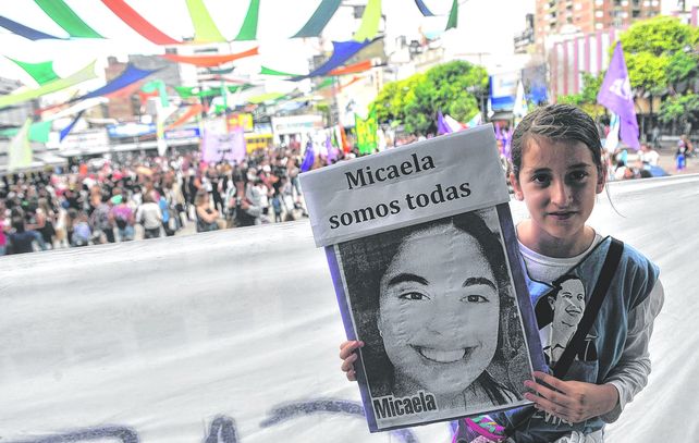 Marchas y movilizaciones protagonizadas particularmente por mujeres repudiaron el femicidio de Micaela García.