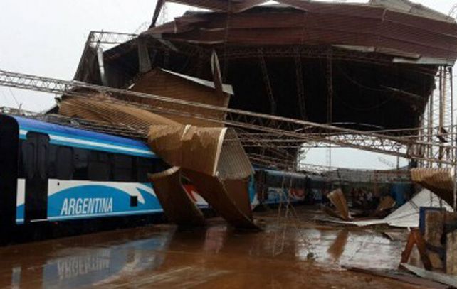 Lamentable. El viento retorció vigas y chapas de la estructura