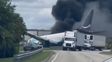 Alarma en Miami: un avión de carga se despistó al aterrizar y terminó incendiado cerca de una carretera
