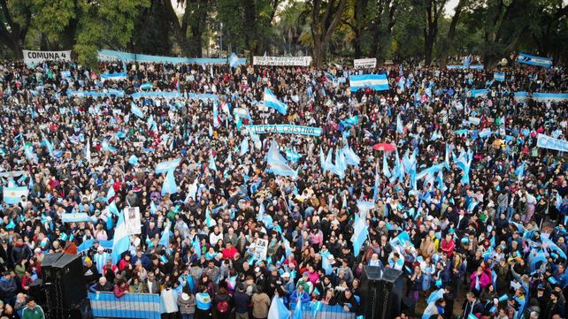 El banderazo en apoyo a Cristina Kirchner se realizó finalmente en Parque Lezama El banderazo en apoyo a Cristina Kirchner se realizó finalmente en Parque Lezama