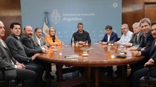 Massa prometió garantizar sueldos y aguinaldo a los gobernadores 